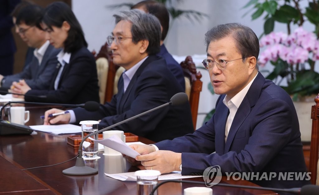 12月2日，在青瓦台，韩国总统文在寅（右）主持召开首席秘书和辅佐官会议。 韩联社
