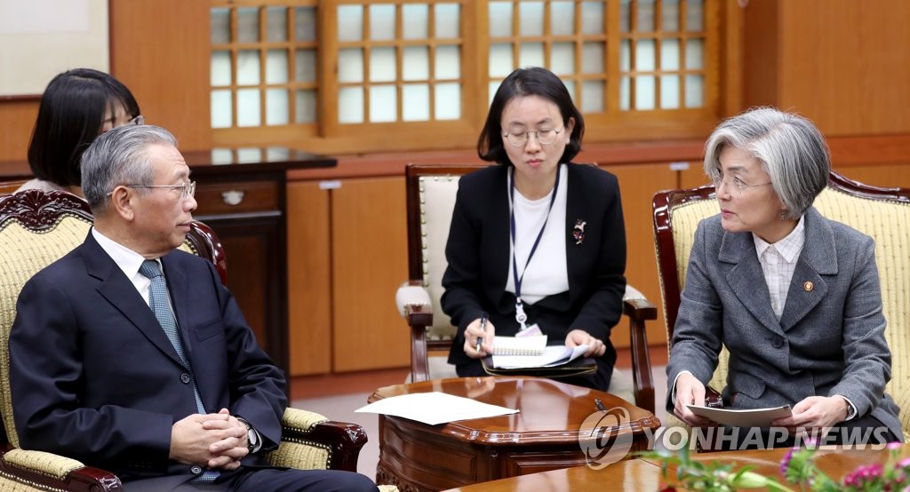 12月2日下午，在韩国外交部大楼，韩国外交部长官康京和（右）会见到访的山东省委书记刘家义。 韩联社
