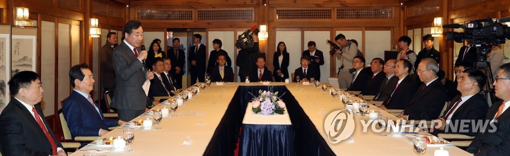 12月4日，在首尔总理公馆，韩国国务总理李洛渊（左三）会见中方企业家并致辞。 韩联社