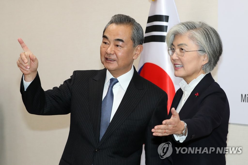 12月4日，在位于首尔的韩国外交部大楼，韩国外交部长官康京和（右）与到访的中国国务委员兼外交部长王毅亲切交谈。 韩联社
