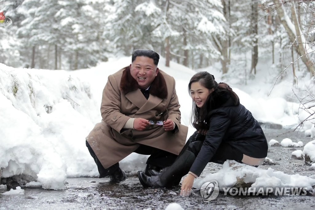 资料图片：朝鲜国务委员会委员长金正恩（左）携夫人李雪主骑军马参观白头山地区革命遗址时，以雪中溪谷为背景合影。 韩联社/朝鲜中央电视台（图片仅限韩国国内使用，严禁转载复制）