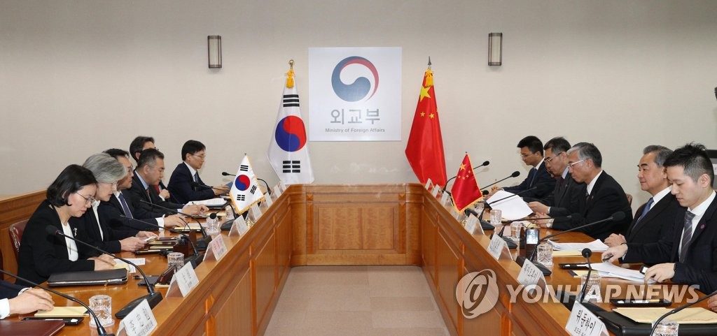 12月4日，在韩国外交部，康京和（左二）和王毅（右二）举行会谈。 韩联社