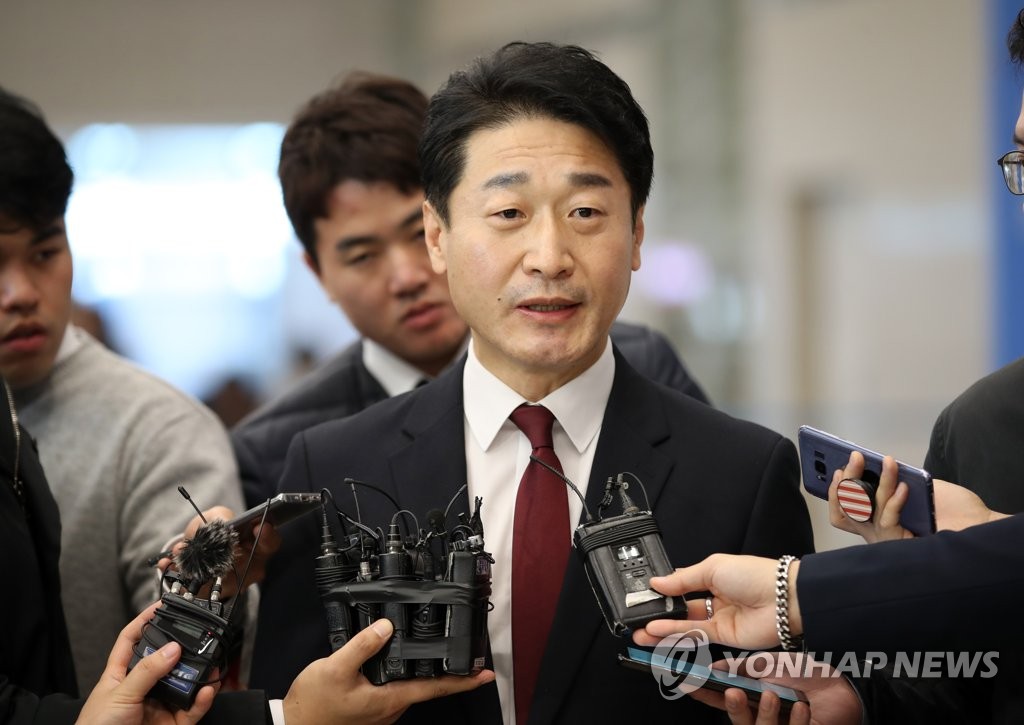 12月6日，在仁川机场，李浩铉接受记者采访。 韩联社