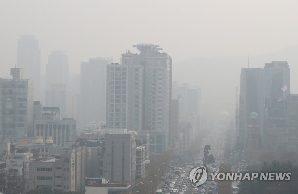 资料图片：12月10日，从首尔市瑞草区一带眺望到的城区被灰蒙蒙的雾霾笼罩。首尔市当天发布PM2.5预警。 韩联社