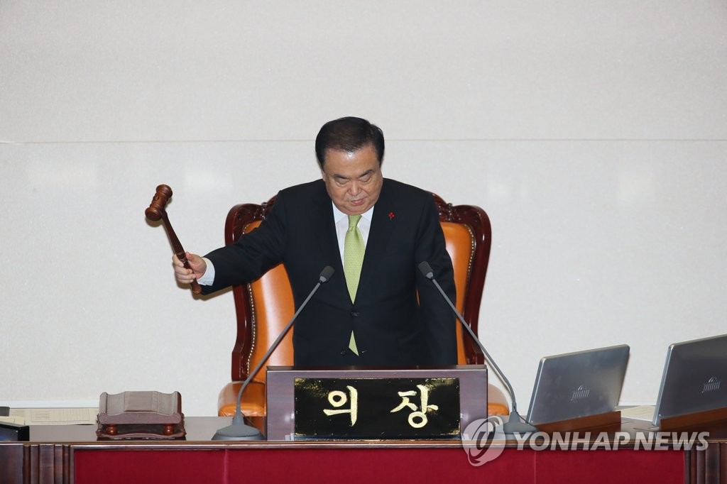 资料图片：12月10日，国会议长文喜相在国会全体会议上宣布2020预算案获得通过。 韩联社