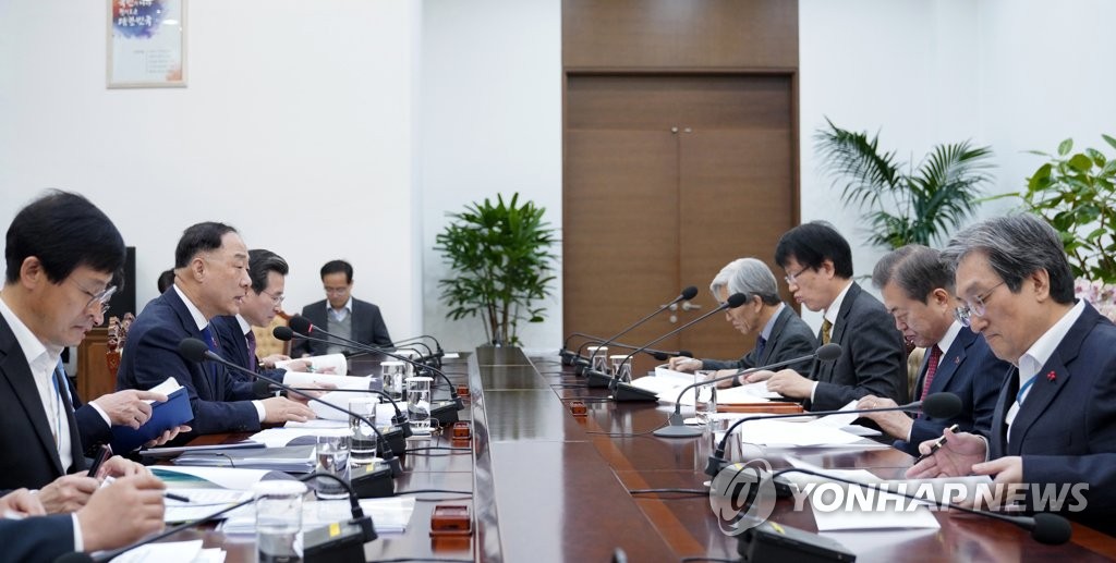 资料图片：12月13日，在青瓦台，韩国总统文在寅（右排右二）听取“2020年经济政策方向”汇报。 韩联社/青瓦台供图（图片严禁转载复制）