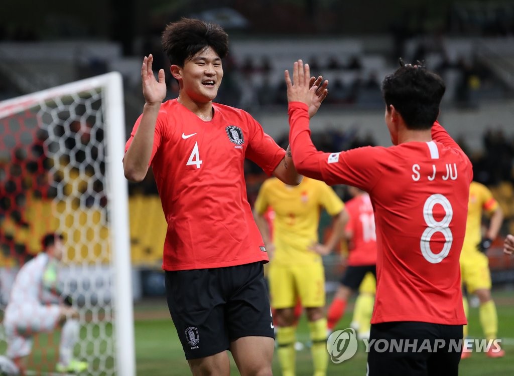 12月15日，在釜山亚运会主体育场举行的2019东亚足球锦标赛（东亚杯）韩国队迎战中国队的比赛中，金玟哉（左）进球后与队友庆祝。 韩联社
