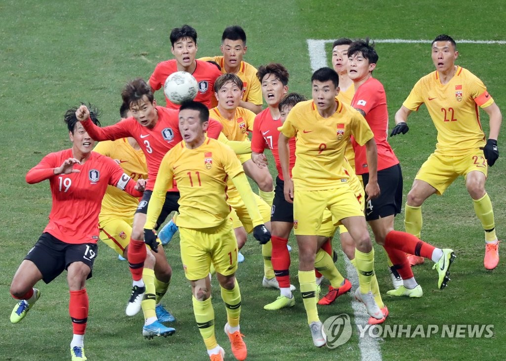 12月15日，在釜山亚运会主体育场举行的2019东亚足球锦标赛（东亚杯）韩国队迎战中国队的比赛中，两队球员在球门前全力抢球。 韩联社