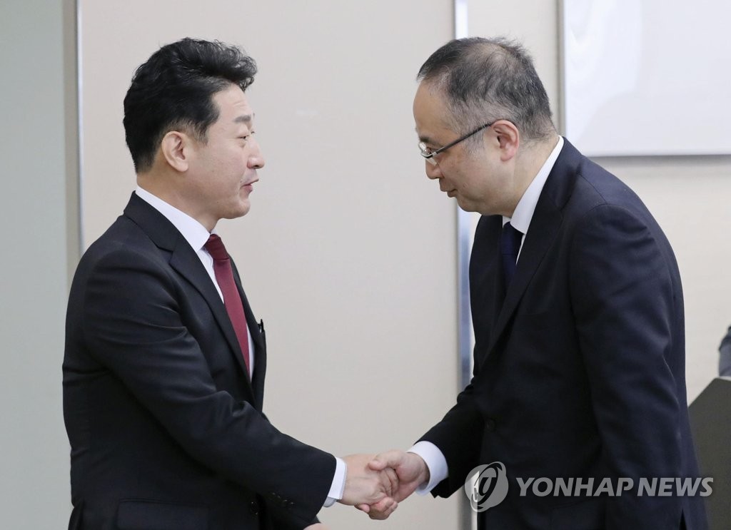 12月17日，在日本经济产业省，出席韩日出口管理政策对话会的韩国产业通商资源部贸易政策局长李浩铉（左）和日本经济产业省贸易管理部长饭田阳一握手致意。 韩联社