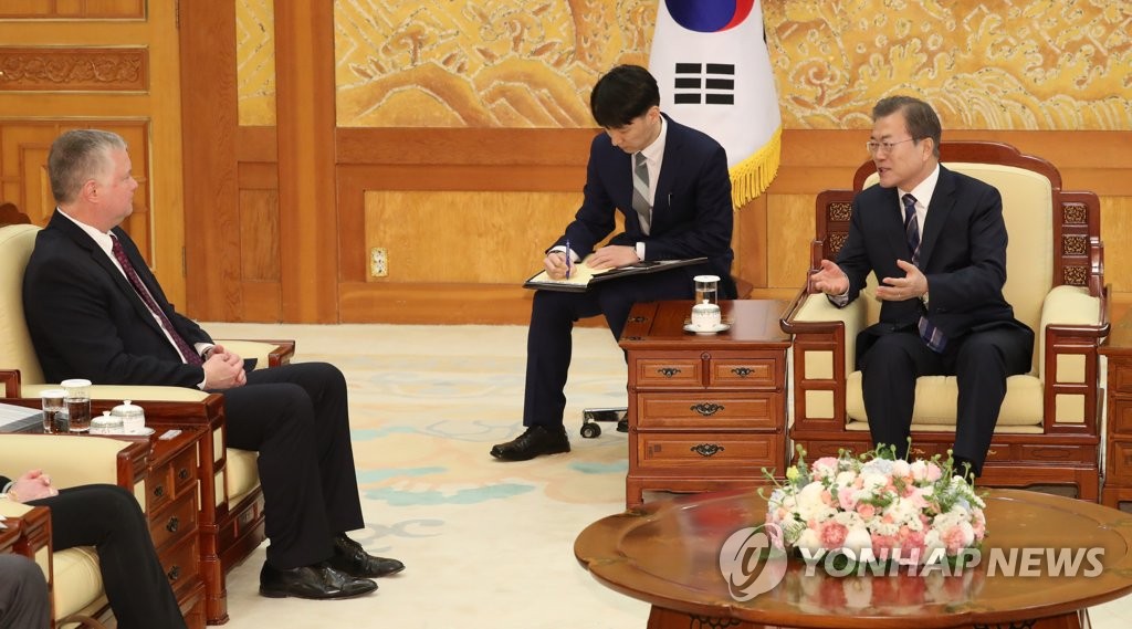 12月16日，在青瓦台，文在寅（右）接见美国对朝代表比根。 韩联社