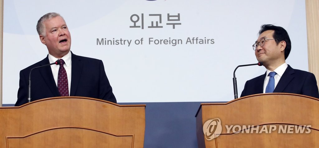 资料图片：2019年12月16日，在首尔的韩国外交部，李度勋（右）和比根会后举行记者会。 韩联社