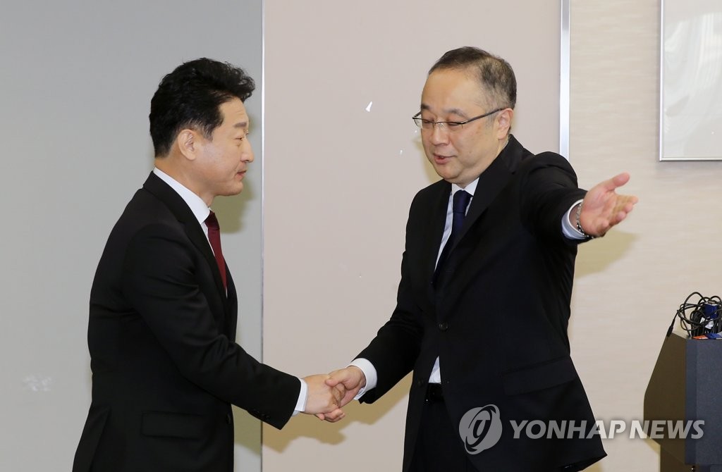 资料图片：12月16日，在日本经济产业省，出席韩日出口管理政策对话会的韩国产业通商资源部贸易政策局长李浩铉（左）和日本经济产业省贸易管理部长饭田阳一握手致意。 韩联社