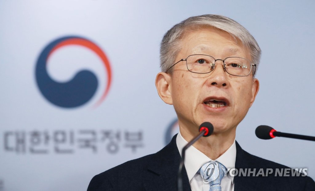 12月17日，在中央政府首尔办公楼，韩国科技信息通信部长官崔起荣发布“人工智能国家战略”。 韩联社