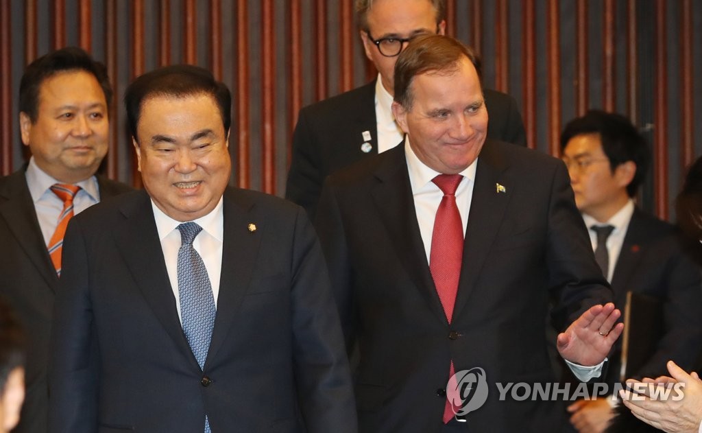 文喜相（左）与勒文 韩联社