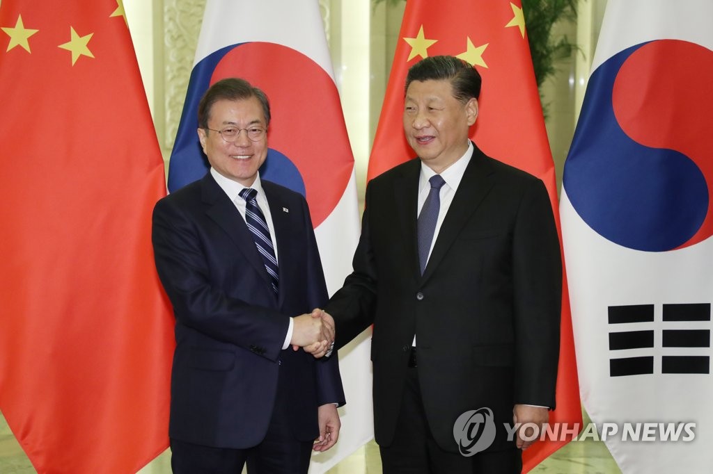 资料图片：文在寅（左）与习近平 韩联社