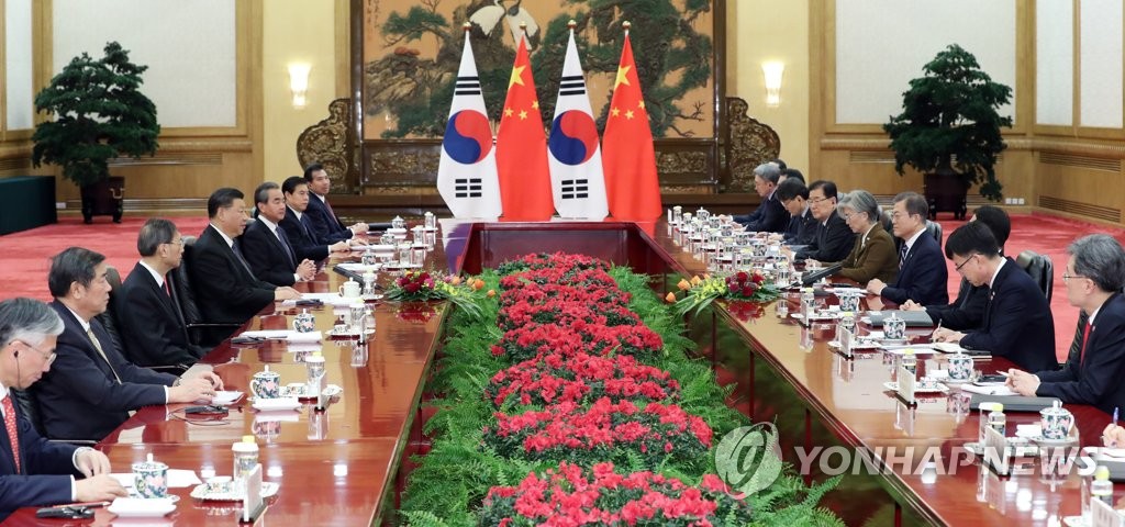 资料图片：12月23日，在北京人民大会堂，韩国总统文在寅与中国国家主席习近平举行会谈。 韩联社