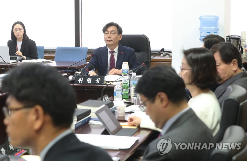 资料图片：韩国原子能安全委员会委员长严在植主持会议。 韩联社