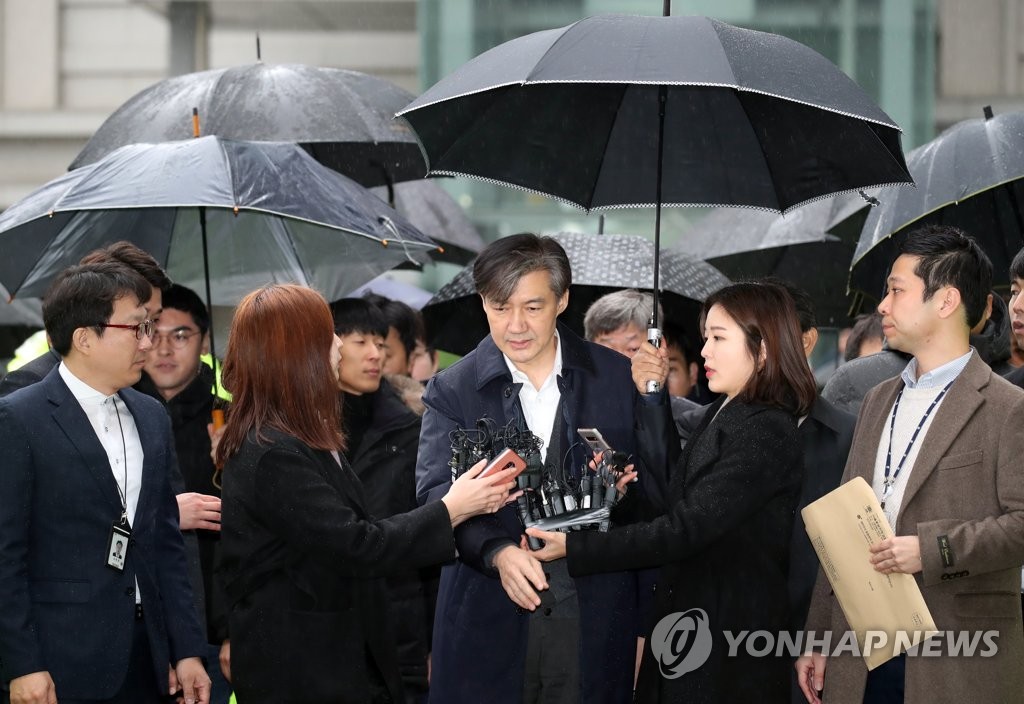12月26日，曹国抵达首尔东部地方法院遭记者围堵。 韩联社