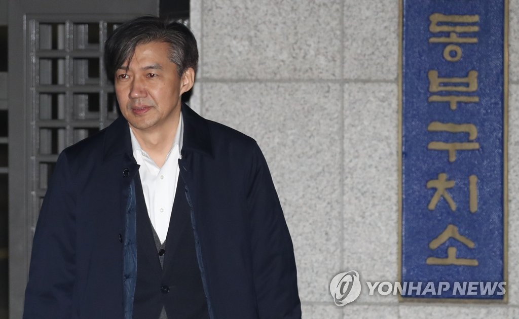 12月27日，法院决定不批捕曹国后，曹国离开东部看守所准备回家。 韩联社