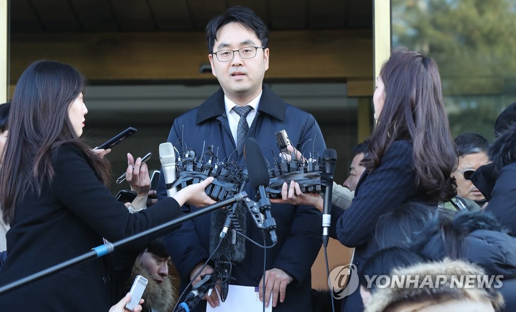 11月27日，在韩国宪法法院门前，李东俊接受记者采访。 韩联社
