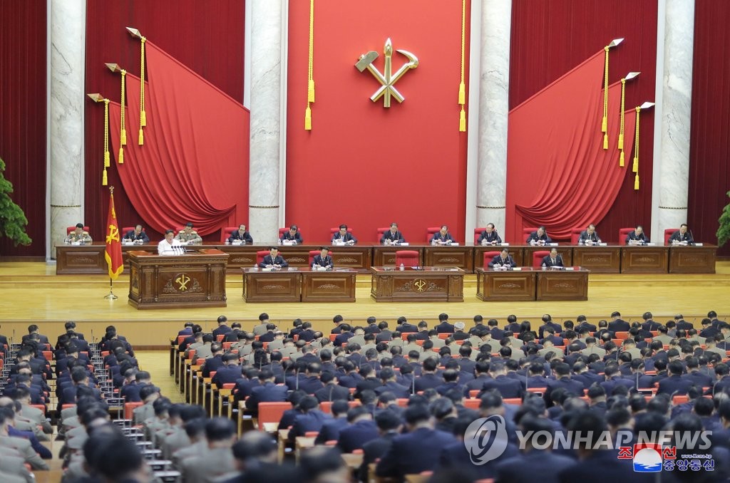 据朝中社30日报道，朝鲜劳动党第七届中央委员会第五次全体会议29日举行第二天会议。图为会议现场。 韩联社/朝中社（图片仅限韩国国内使用，严禁转载复制）