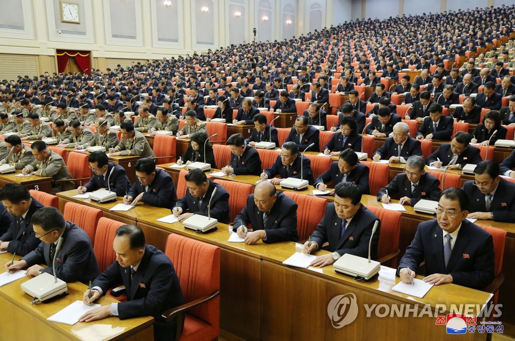 据朝中社30日报道，朝鲜劳动党第七届中央委员会第五次全体会议29日举行第二天会议。图为会议现场。 韩联社/朝中社（图片仅限韩国国内使用，严禁转载复制）