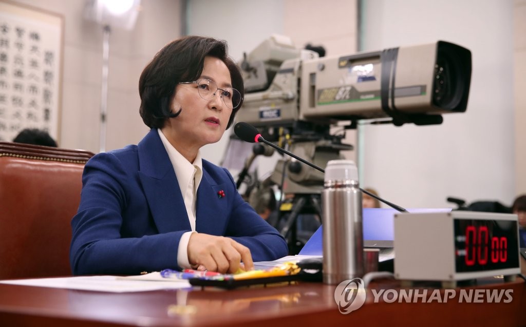 12月30日，在国会，法务部长官候选人秋美爱在人事听证会上答辩。 韩联社