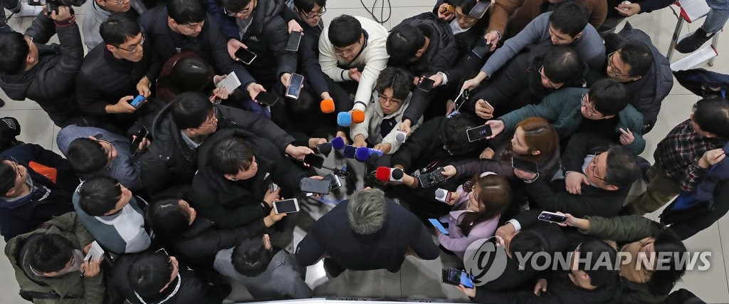 12月30日，在仁川国际机场第二航站楼，柳贤振被记者包围。 韩联社