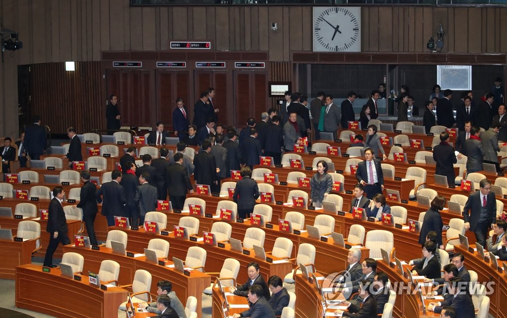 12月30日，在国会，自由韩国党议员们在《关于设立高层公职人员犯罪调查处的法案》表决前退场抗议。 韩联社