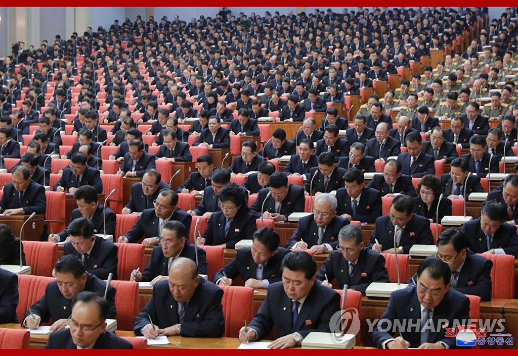 据朝中社31日报道，朝鲜劳动党第七届中央委员会第五次全体会议30日举行第三天会议。图为会议现场照。 韩联社/朝中社（图片仅限韩国国内使用，严禁转载复制）