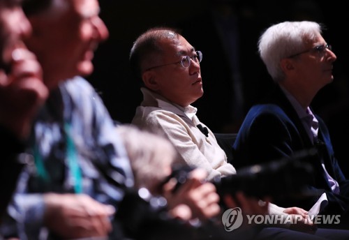 资料图片：郑义宣（右二）出席现代汽车媒体日活动，摄于2020年。 韩联社