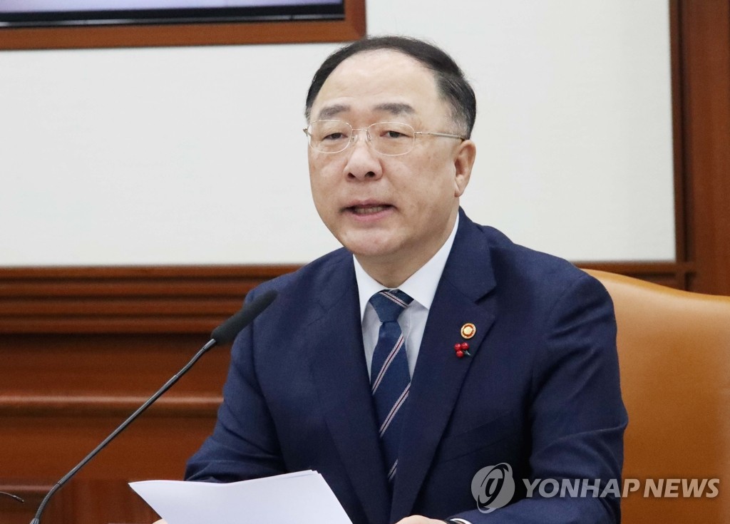 1月8日，在中央政府首尔办公大楼，洪楠基在经济活力对策会议上发言。 韩联社