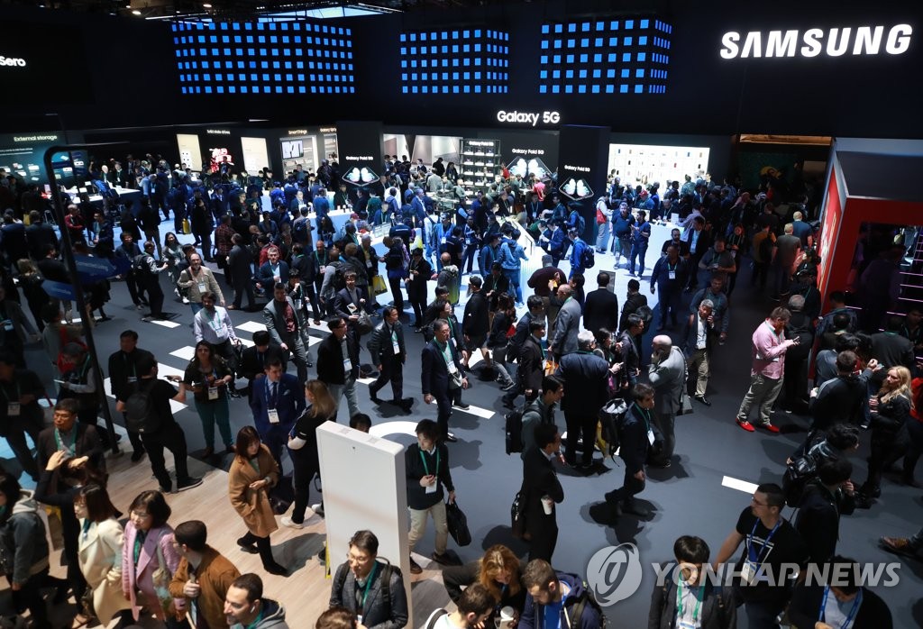 资料图片：当地时间1月7日，在美国拉斯维加斯举行的2020年国际消费类电子产品展览会（CES 2020）上，三星电子展区人头攒动。 韩联社
