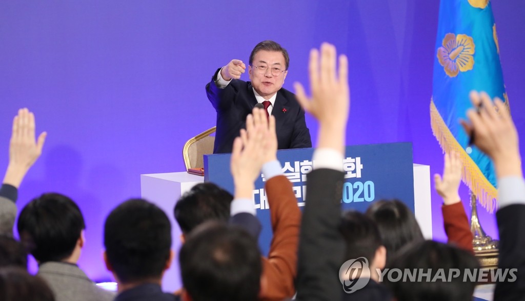1月14日上午，在青瓦台迎宾馆，韩国总统文在寅举行新年记者会。图为媒体记者争相举手要求提问。 韩联社