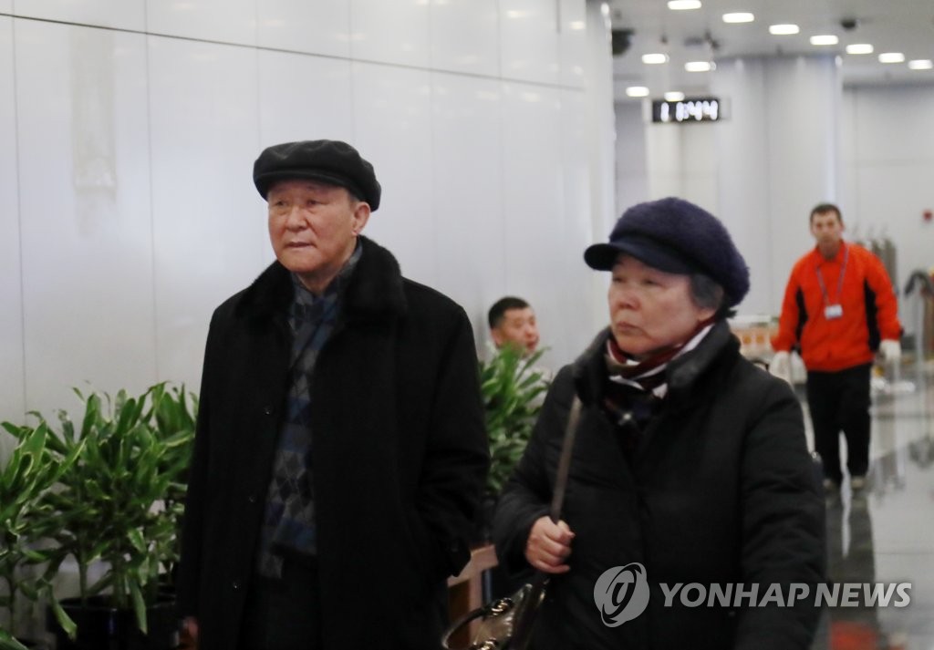 1月18日上午，朝鲜驻华大使池在龙（左）现身北京首都机场。 韩联社
