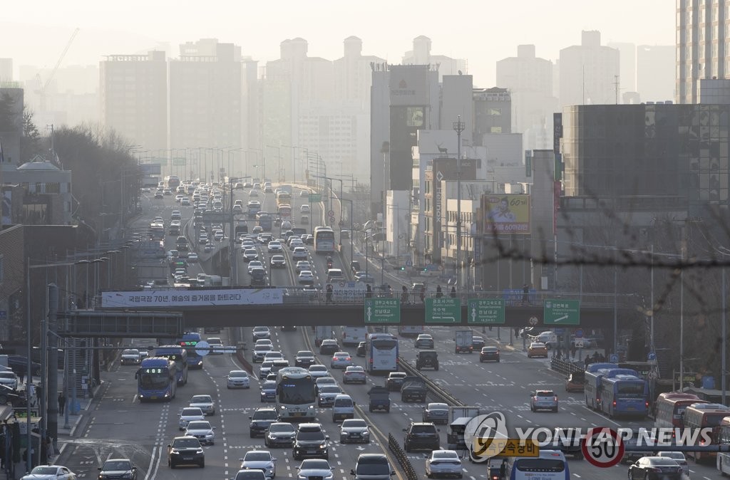 资料图片：首尔市区被雾霾笼罩。 韩联社