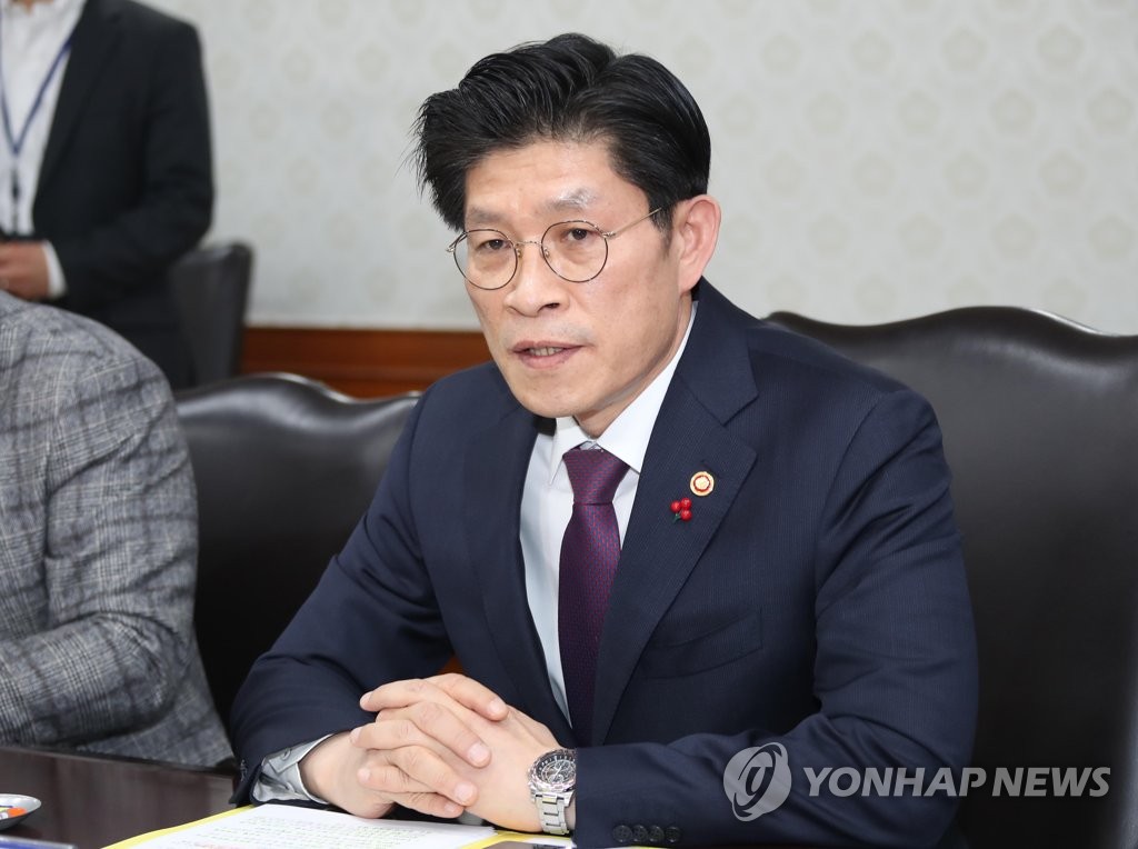 1月20日，在韩国中央政府首尔办公楼，国务调整室室长（部长级）卢炯旭主持召开有关部门副部长级会议，讨论新型冠状病毒肺炎防控措施。 韩联社