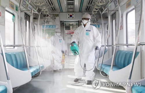 资料图片：给地铁消毒 韩联社
