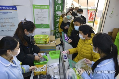 资料图片：1月29日，南京市民排长队购买口罩。 韩联社/美联社（图片严禁转载复制）