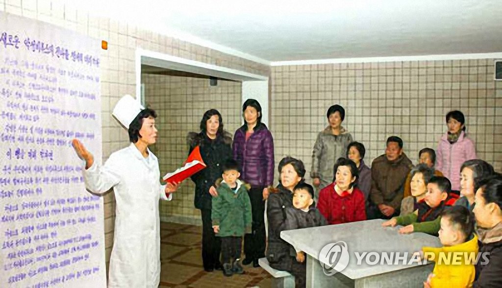资料图片：朝鲜《劳动新闻》1月30日刊发照片，展示平壤市平川区未来综合诊疗所开展卫生宣传工作的场面。 韩联社/《劳动新闻》（图片仅限韩国国内使用，严禁转载复制）