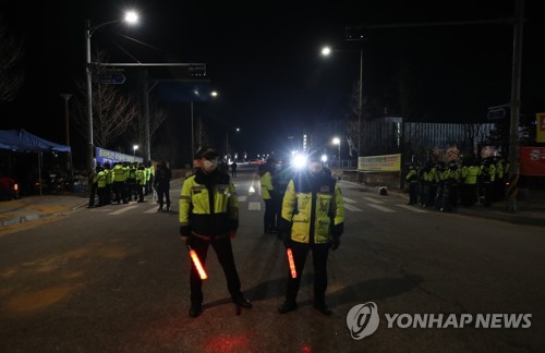 资料图片：1月31日，在忠清北道镇川郡国家公务员人才开发院，韩国警察正在执勤。 韩联社