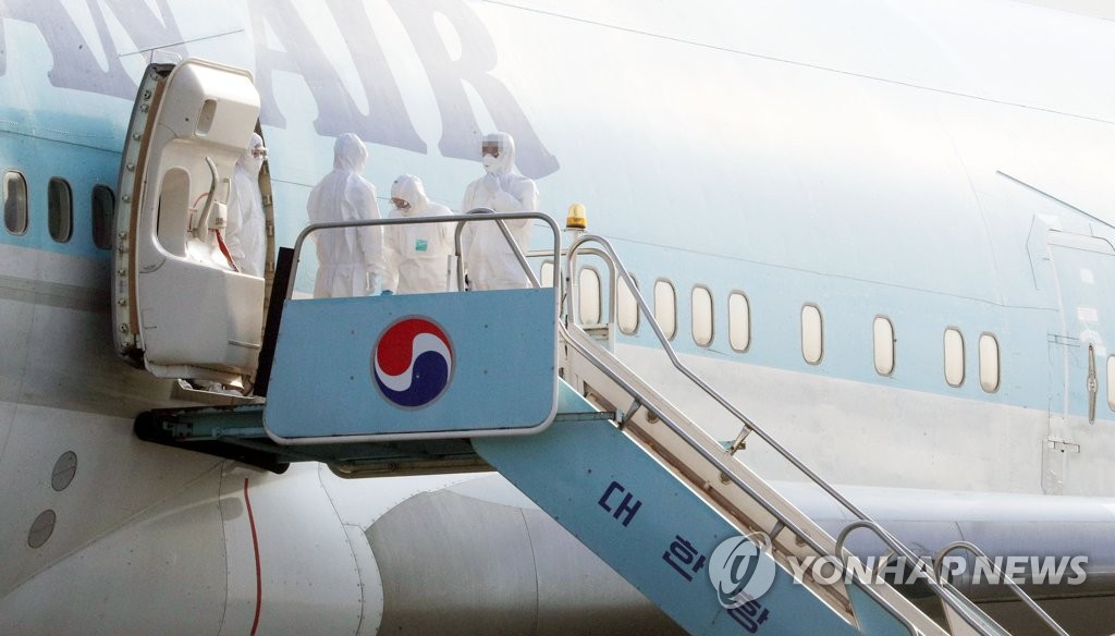详讯：韩国首架撤侨包机返抵首尔 18人有症状被送医