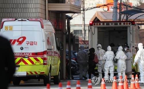 1月31日，乘坐政府包机从武汉回国后出现新型冠状病毒感染症状的韩国公民被送往首尔国立中央医疗中心。 韩联社