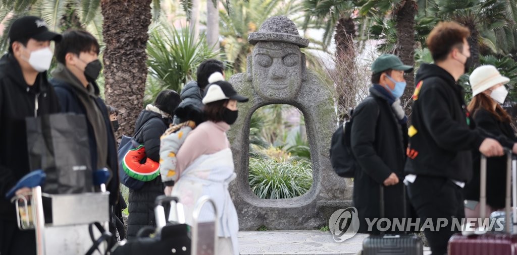 资料图片：游客戴口罩游济州 韩联社