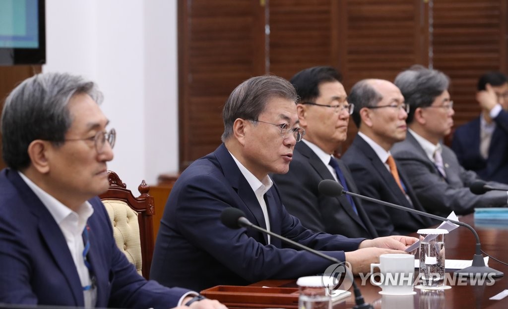 2月3日，在青瓦台，韩国总统文在寅（左二）在首席秘书和辅佐官会议上发表讲话。 韩联社