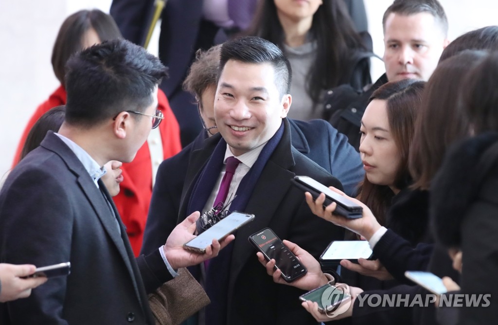 2月10日上午，美国副助理国务卿黄之瀚抵达外交部大楼并接受媒体采访。 韩联社