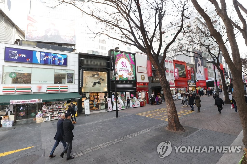 资料图片：2月10日，受新冠病毒疫情影响，首尔明洞街头空旷冷清，路人稀少。 韩联社
