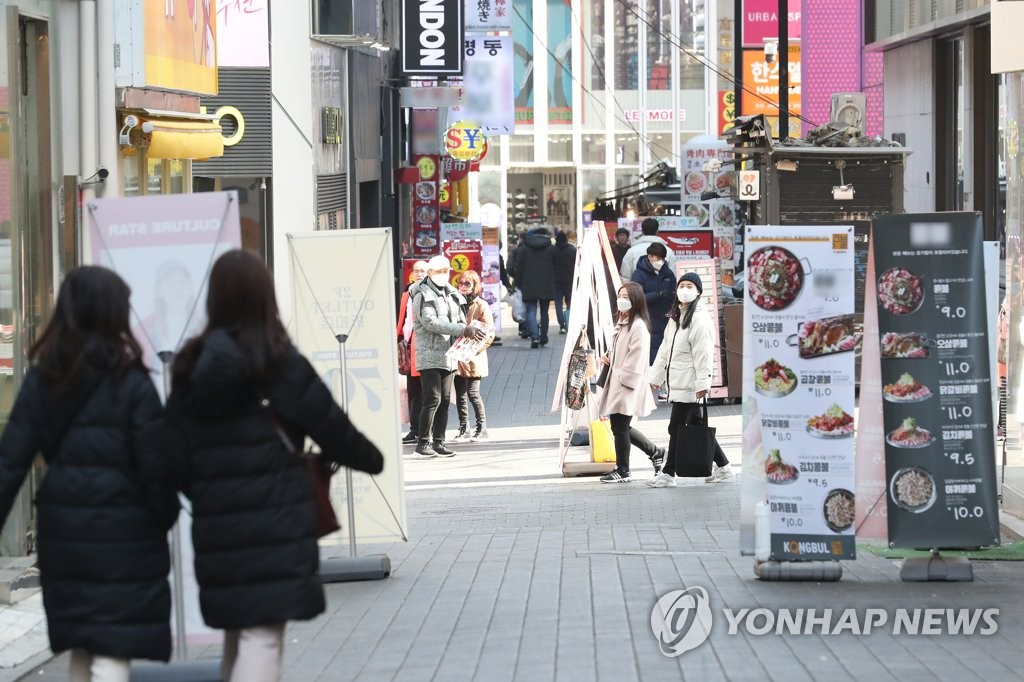 资料图片：2月10日，受新冠病毒疫情影响，首尔明洞街头空旷冷清，路人稀少。 韩联社