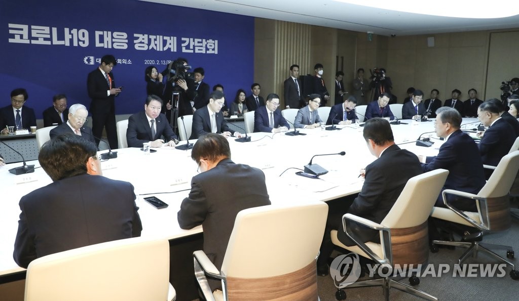 2月13日上午，在首尔市的大韩商工会议所，韩国总统文在寅与财界领袖们座谈。 韩联社