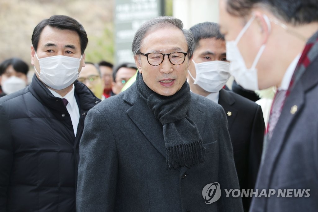 2月19日，李明博到首尔高等法院出席贪污受贿案二审法庭审理。 韩联社